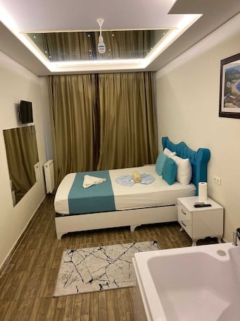 Minibar, escritorio y espacio para trabajar con laptop