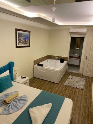 Romantisch appartement | Badkamer | Een douche, een regendouche, een haardroger, pantoffels