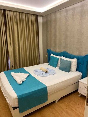 Romantisch appartement | Een minibar, een bureau, een laptopwerkplek, verduisterende gordijnen