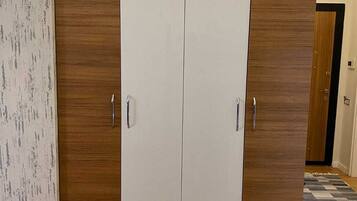 Deluxe Apartment | Minibar, desk, laptop workspace, blackout curtains