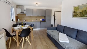A compact living space with a dining area, kitchenette, and a sofa. - New apartment, Anja, near the sea, Zambratija (Zambratija)