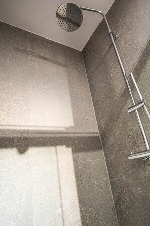 Haartrockner, Handtücher, Toilettenpapier