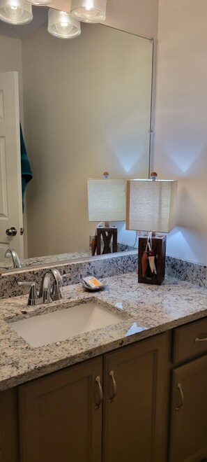 Haartrockner, Handtücher, Toilettenpapier