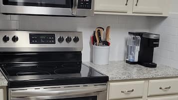 Jääkaappi, mikroaaltouuni, uuni, liesi