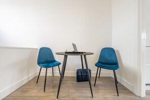 Interior - Stylish split-level 2BR near Queen’s Park – bright, modern & well-connected (London)