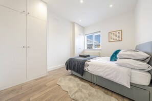 2 bedrooms, desk, iron/ironing board, free WiFi - Stylish split-level 2BR near Queen’s Park – bright, modern & well-connected (London)