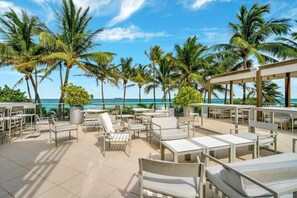 Outdoor dining - Newly Renovated - Fontainebleau Tresor Studio (Miami Beach)