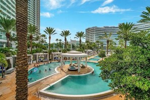 Pool - Newly Renovated - Fontainebleau Tresor Studio (Miami Beach)