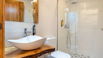 Vila | Banheiro | Chuveiro, chuveiro com efeito de chuva, secador de cabelo