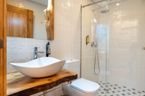 Villa | Bathroom | Shower, rainfall showerhead, hair dryer, towels - Feel Discovery Casa da Pedra (Arouca)