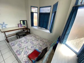 Eenvoudige kamer | Individueel gedecoreerd, individueel gemeubileerd, een bureau