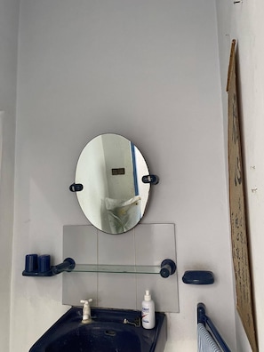 Een aparte badkuip en douche, gratis toiletartikelen, een bidet, zeep