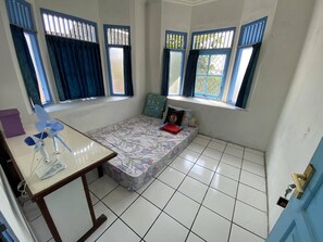 Camera Basic | Con stile personalizzato, con arredamento individuale, una scrivania