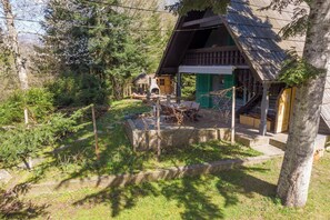 Outdoor dining - Fani's Riverside Cottage (Kostel)