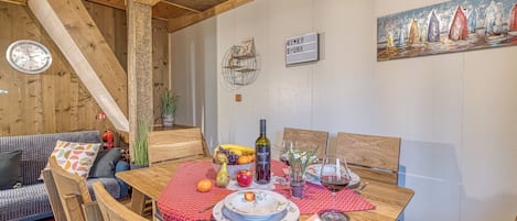 Family Chalet, Multiple Bedrooms (Fani's Riverside Cottage) | Dining