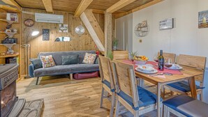 패밀리 샬레, 침실 1개, 전자레인지 (Fani's Riverside Home with Sauna &) | 다이닝