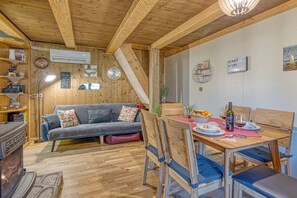 Chalet familiar, varias habitaciones (Fani's Riverside Cottage) | Restaurantes