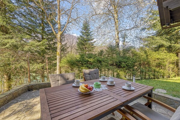 Family Chalet, Multiple Bedrooms (Fani's Riverside Cottage) | Outdoor dining