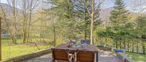 Family Chalet, Multiple Bedrooms (Fani's Riverside Cottage) | Outdoor dining