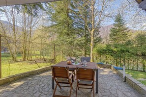 Family Chalet, Multiple Bedrooms (Fani's Riverside Cottage) | Outdoor dining