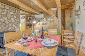 Familjestuga - flera sovrum (Fani's Riverside Cottage) | Restauranger