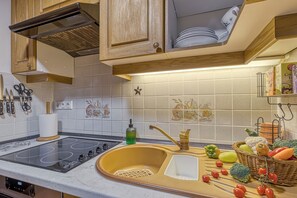 Private kitchen - Fani's Riverside Cottage (Kostel)