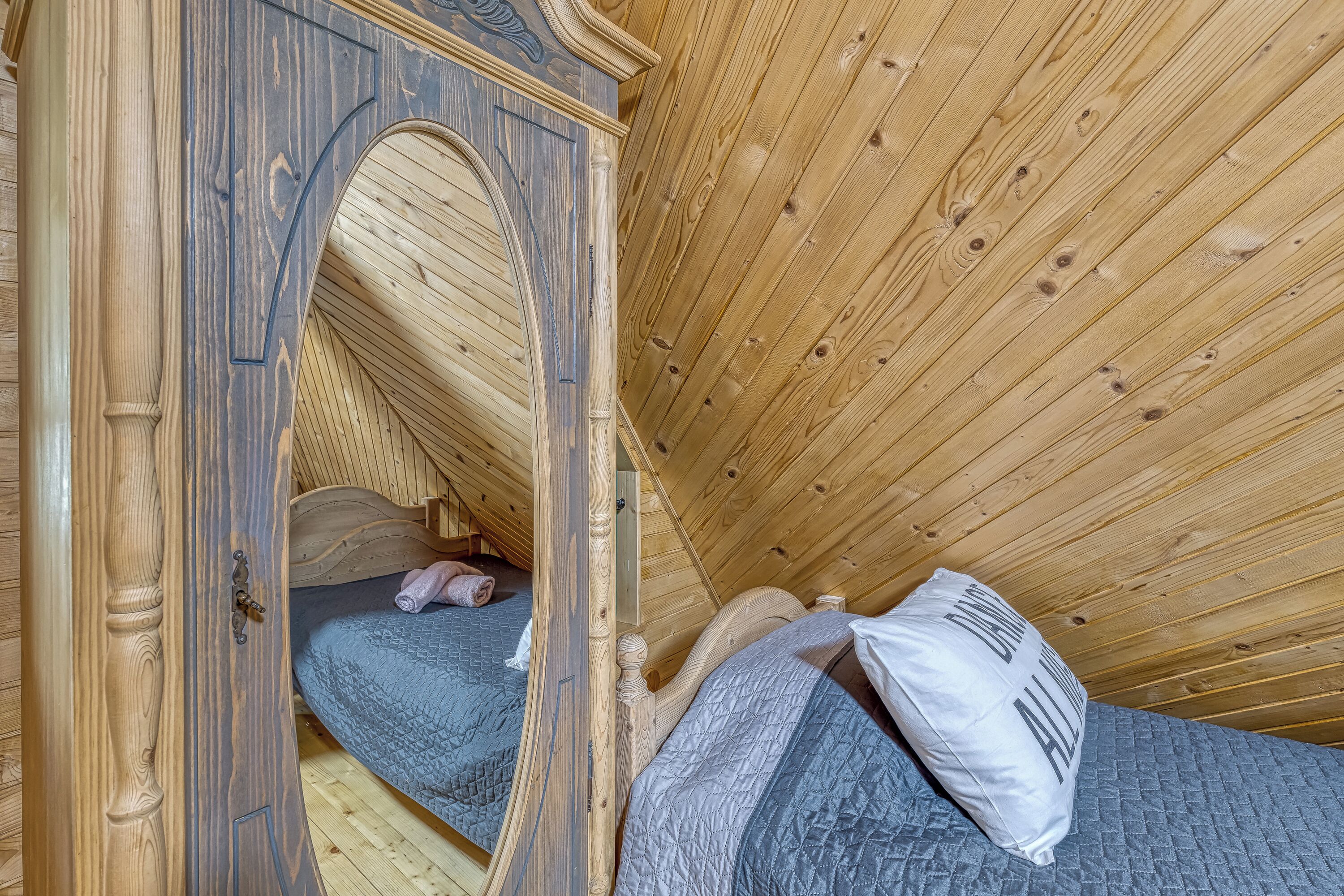 Family Chalet, Multiple Bedrooms (Fani's Riverside Cottage)