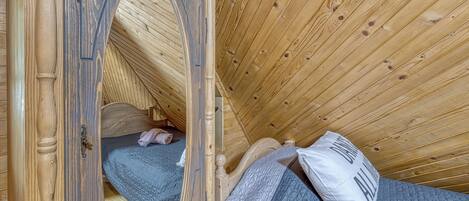 Family Chalet, Multiple Bedrooms (Fani's Riverside Cottage)