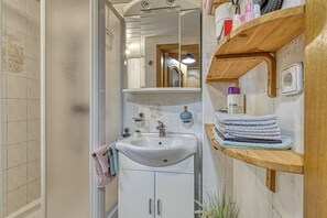 Family Chalet, Multiple Bedrooms (Fani's Riverside Cottage) | Bathroom