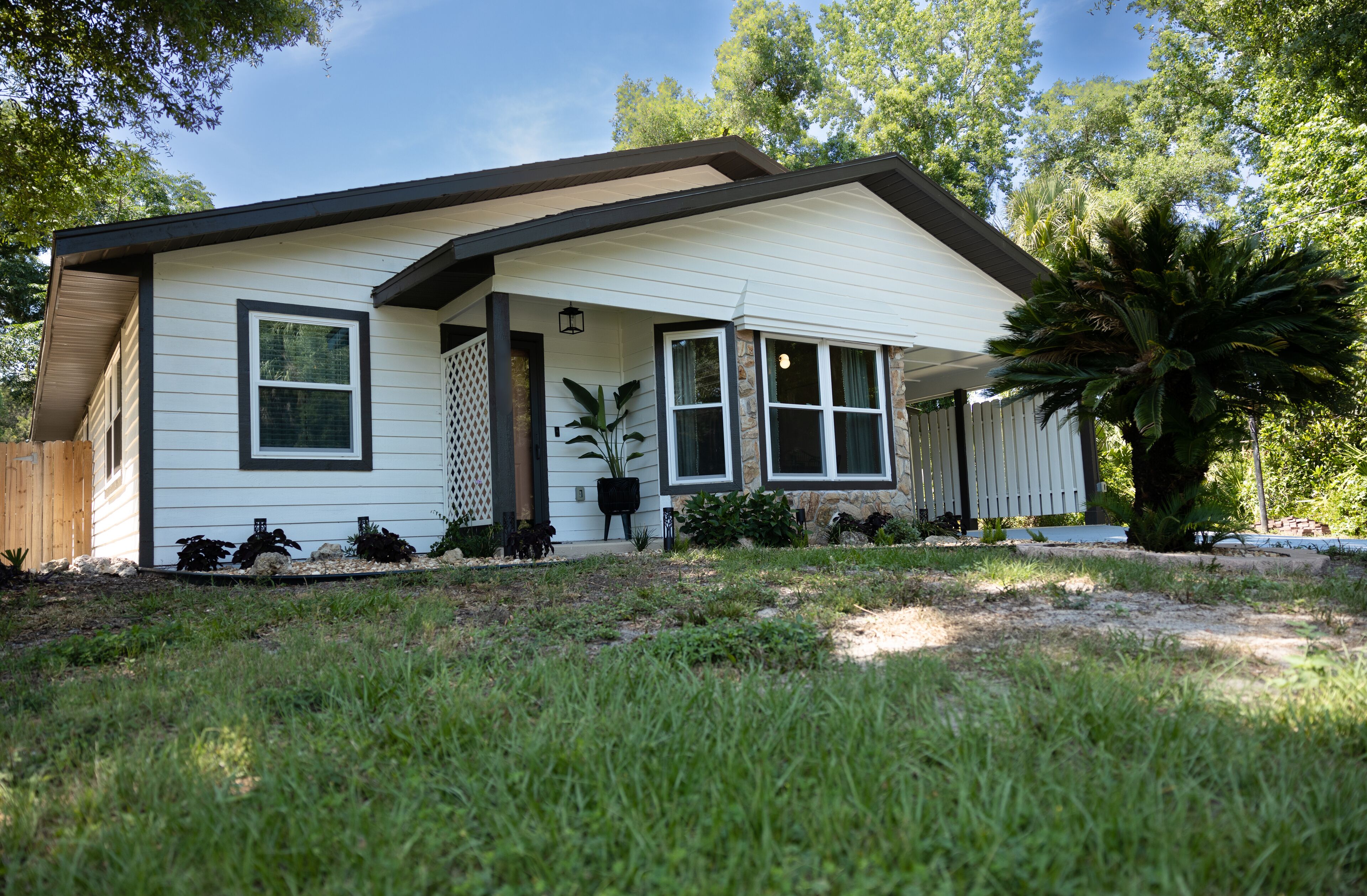 Crystal River Gem! 3 Bedroom renovated home. Pet friendly. Kayaks included!!