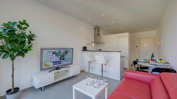 Departamento estándar, 1 habitación, junto a la montaña (Residenza Castello) | Área de sala de estar | Televisión de 21 pulgadas con canales por cable