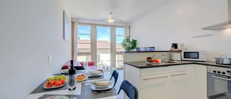 冷蔵庫、電子レンジ、オーブン、コンロ