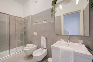 Douche, sèche-cheveux, bidet, serviettes fournies