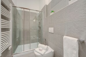 Appartement Standard, plusieurs chambres, cÎté montagne (Residenza Castello) | Salle de bain | Douche, séchoir à cheveux, bidet, serviettes fournies