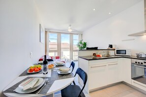 Standaard appartement, meerdere slaapkamers, uitzicht op gebergte (Residenza Castello) | Privékeuken | Een koelkast, een microgolfoven, een oven, een kookplaat