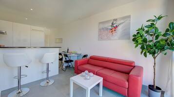 Departamento estándar, 1 habitación, junto a la montaña (Residenza Castello) | Área de sala de estar | Televisión de 21 pulgadas con canales por cable