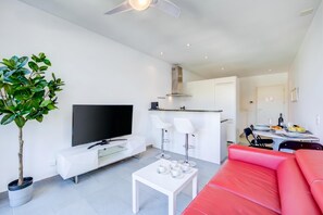 Căn hộ Tiêu chuẩn, nhiều phòng ngủ, cạnh núi (Residenza Castello) | Khu phòng khách | TV 21-inch có truyền hình cáp 