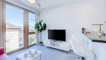 Appartamento Standard, camere multiple, lato montagna (Residenza Castello) | Area soggiorno | TV 21 pollici con canali via cavo
