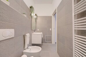 Dusch, hårtork, bidé och handdukar