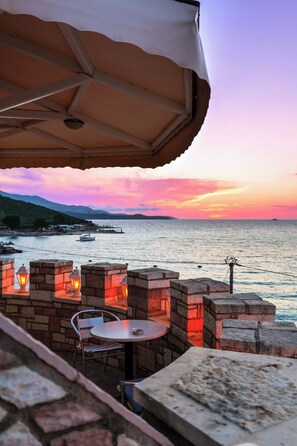 Large Double Room with Sea View | Terrace/patio - Hotel Castle (Ksamil)