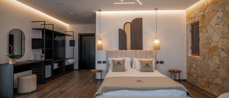 Ein modernes Hotelzimmer mit einem großen Bett, einem Schreibtisch und einer Wand mit Steinverkleidung.