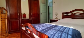 5 quartos, escrivaninha, Wi-Fi, roupa de cama