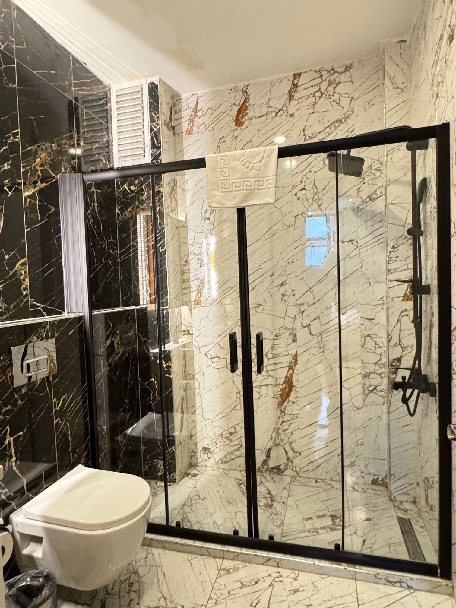 Deluxe-Doppelzimmer, Balkon | Badezimmer | Hausschuhe, Handtücher