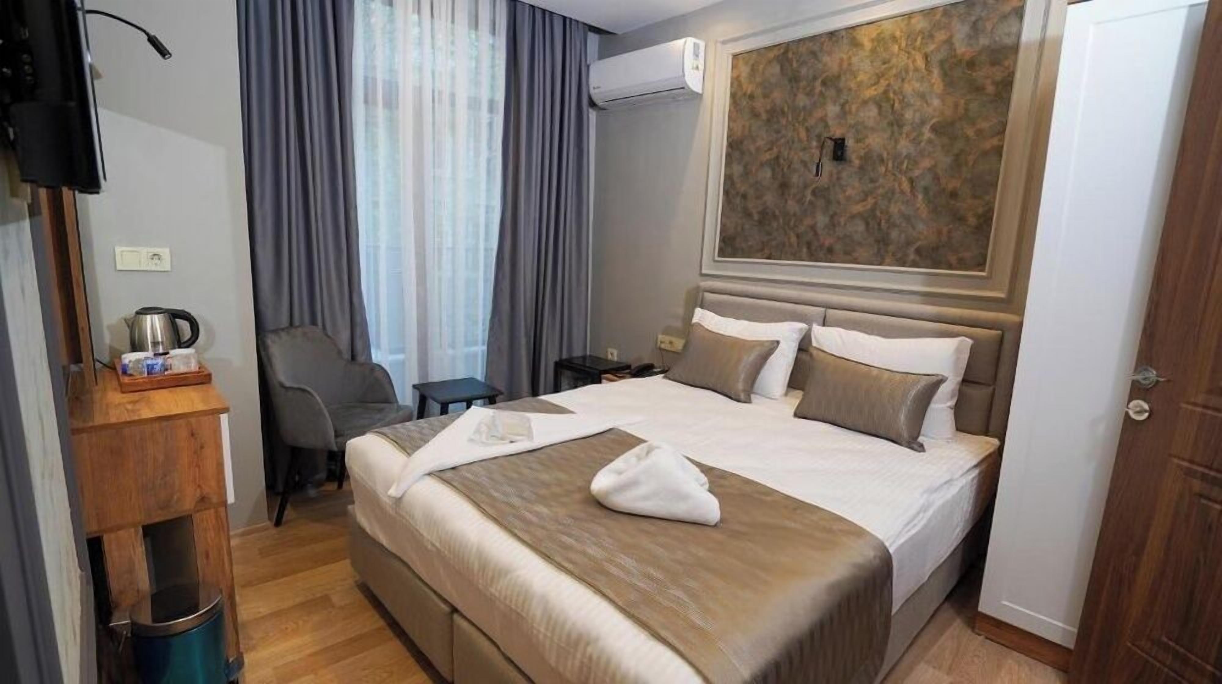 Minibar, in-room safe, soundproofing, WiFi (free)