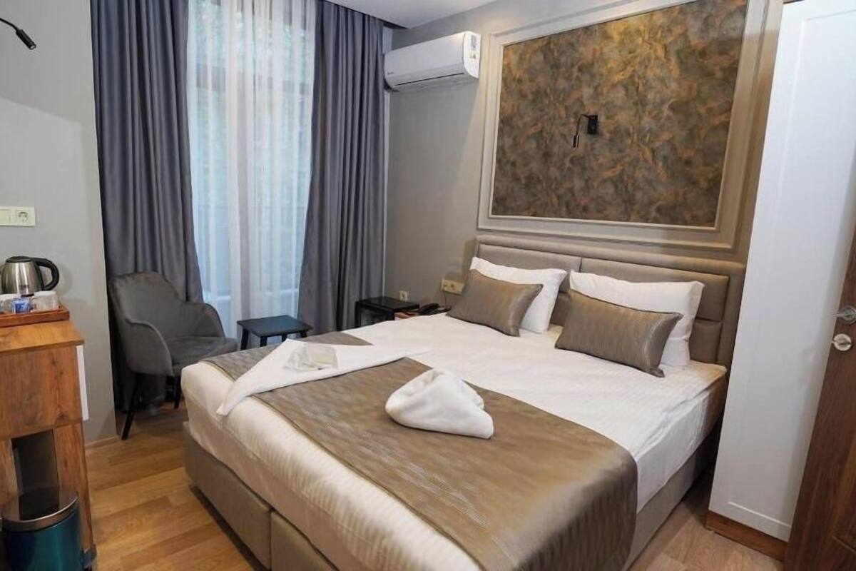 Minibar, in-room safe, soundproofing, WiFi (free)