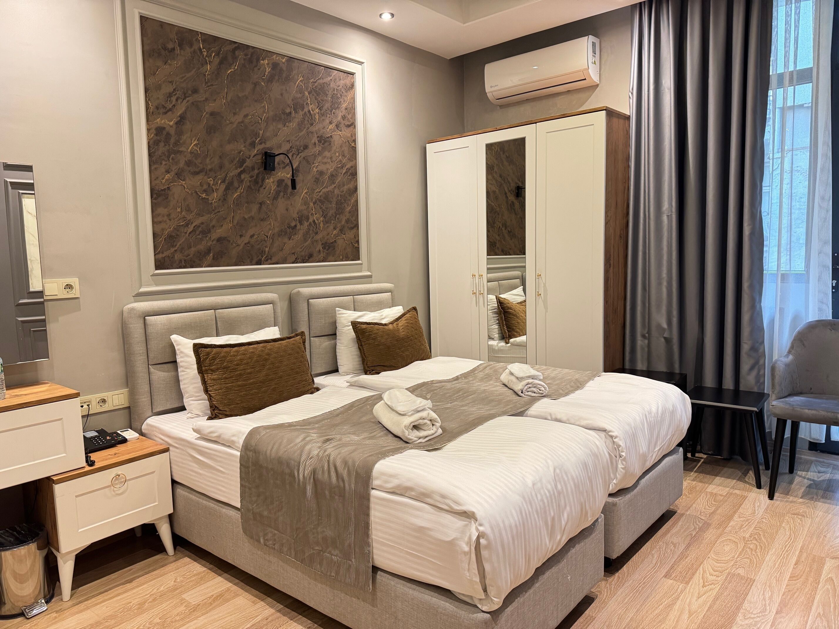 Minibar, in-room safe, soundproofing, WiFi (free)