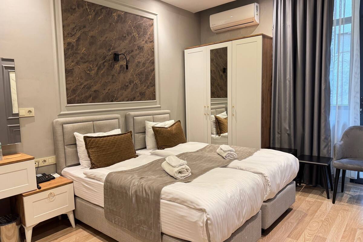 Minibar, in-room safe, soundproofing, WiFi (free)