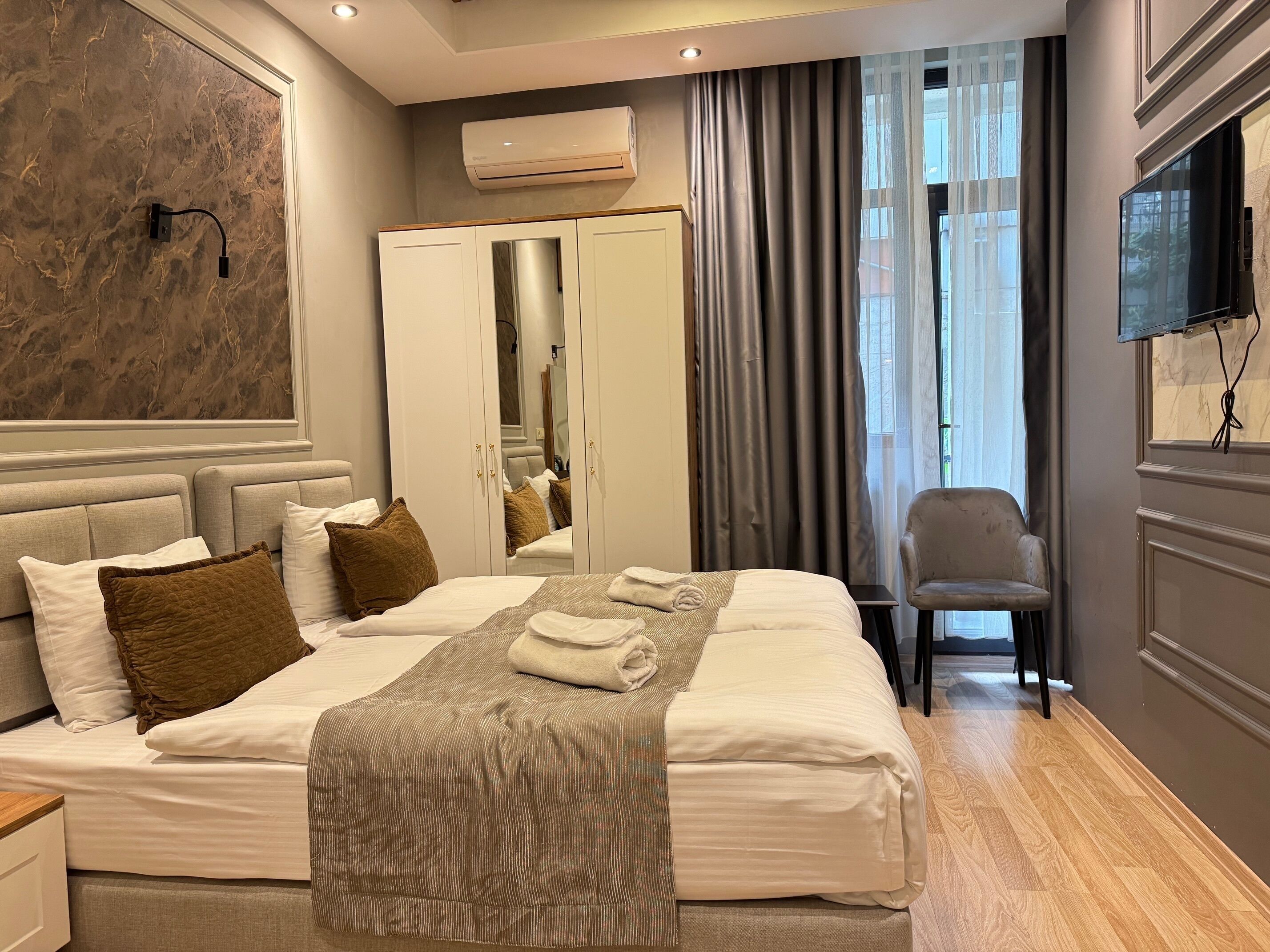 Minibar, in-room safe, soundproofing, free WiFi