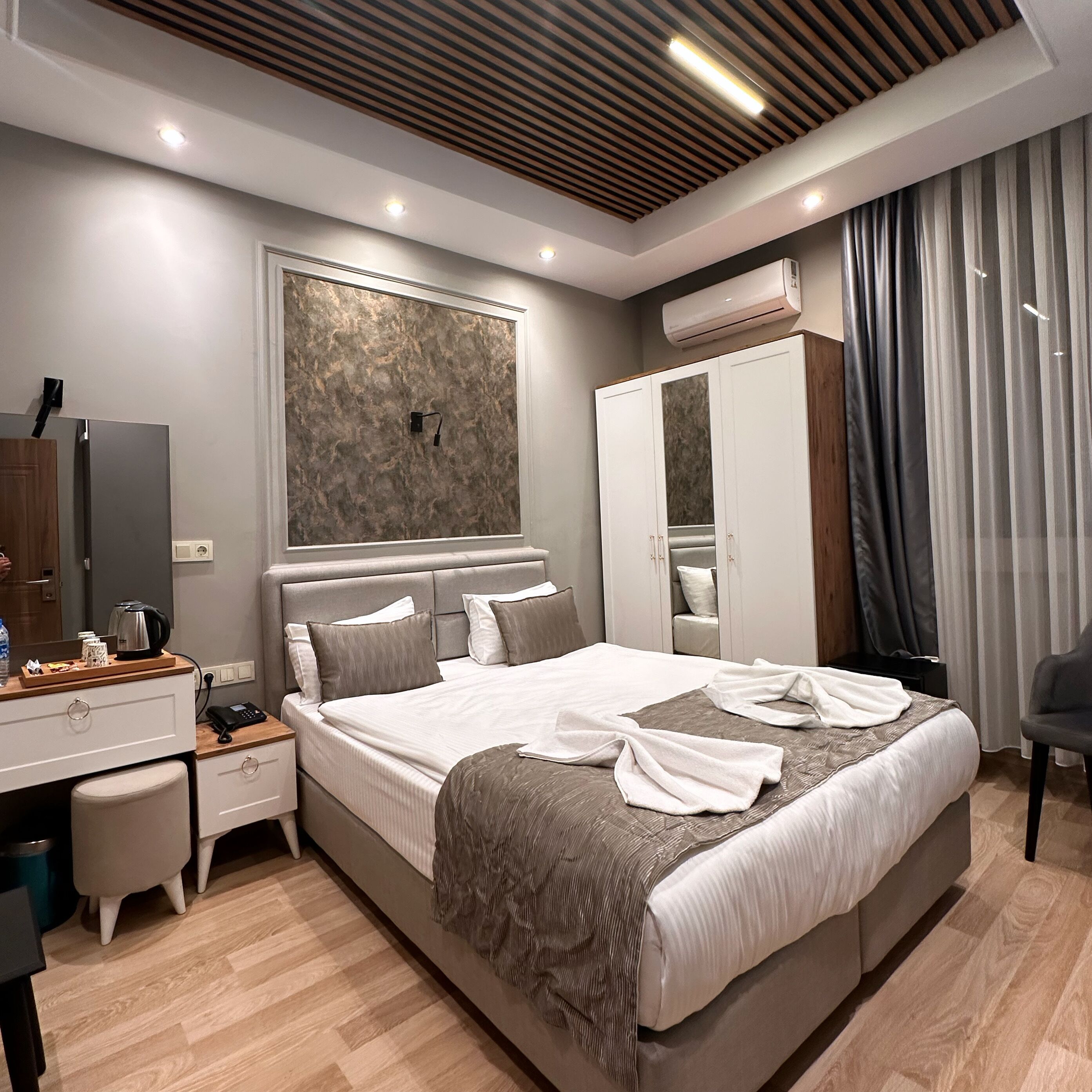 Minibar, in-room safe, soundproofing, WiFi (free)