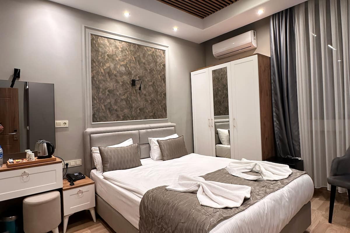 Minibar, in-room safe, soundproofing, WiFi (free)